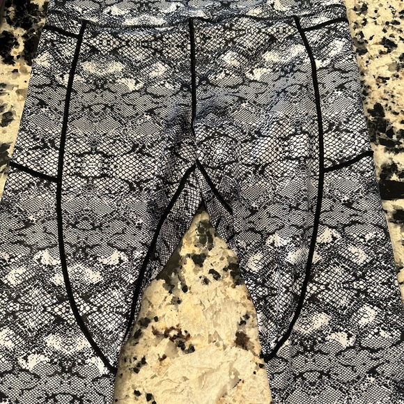 Zyia Active Metallic Cobra Pocket Crop Legging Size 12 - Picture 4 of 4